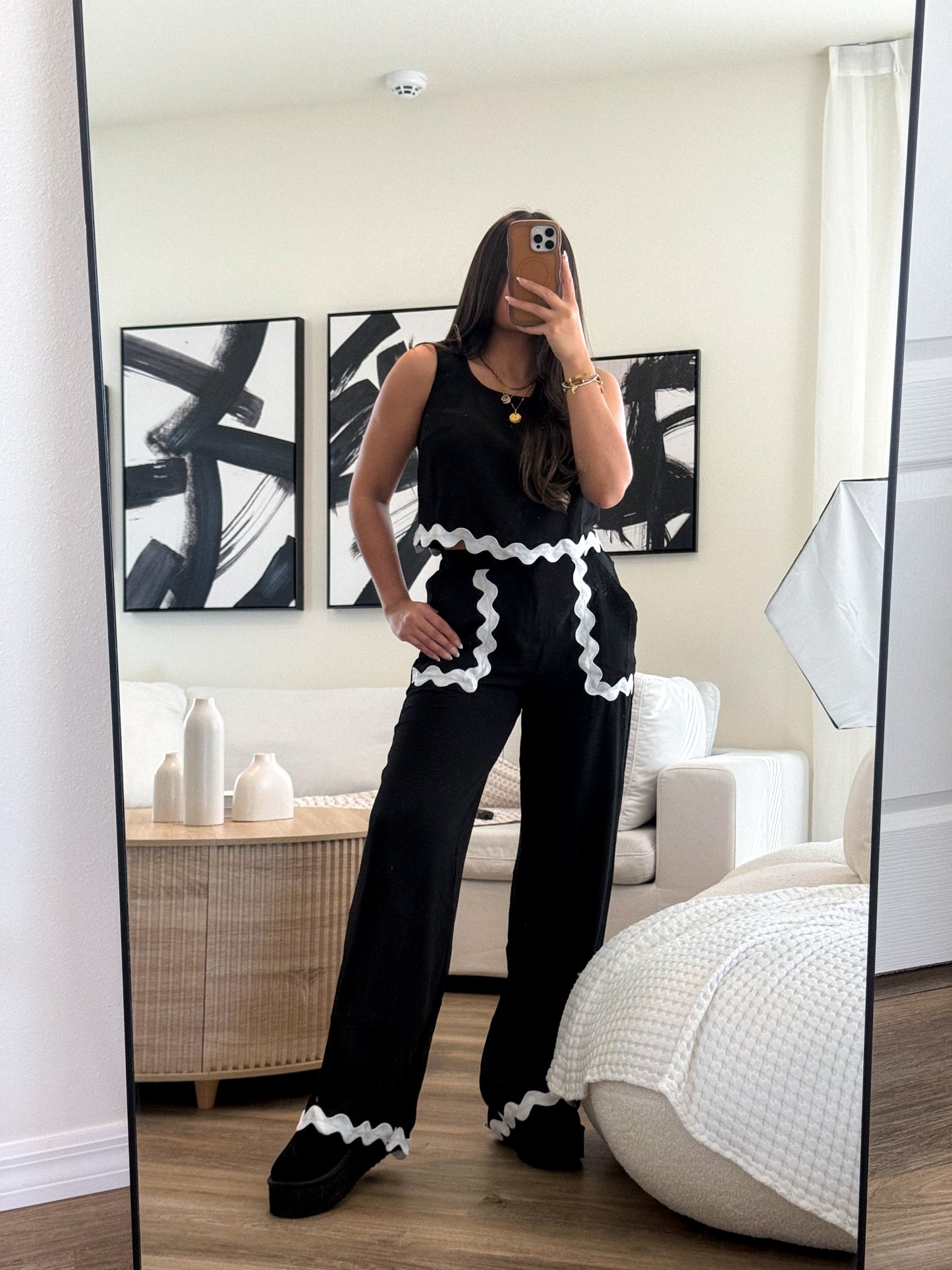 Black and white set